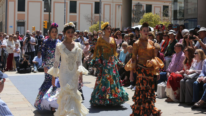 Una imagen del desfile 'Cajasol de Volantes', celebrado recientemente en Huelva, con numerosos trajes de flamenca.