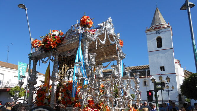 El simpecado de San Juan del Puerto, en la plaza de la iglesia