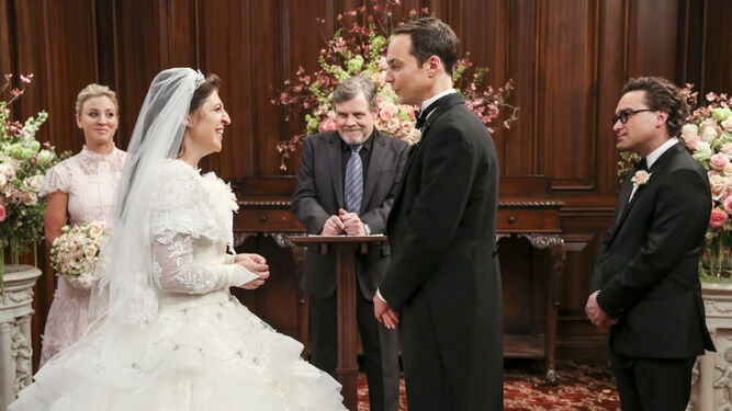 Amy (Mayim Bialik) y Sheldon (Jim Parsons) ante el altar con Mark Hamill.