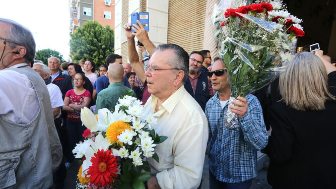 Ramos de flores a las puertas de la iglesia del Rocío.