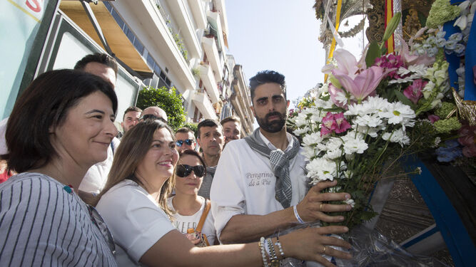 Eva Sánchez y Carmen de los Ríos entregan el ramo de flores de 'Huelva Información'.