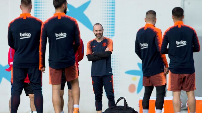 Iniesta, junto a varios compañeros en el entrenamiento del Barcelona en Sant Joan d'Espí.