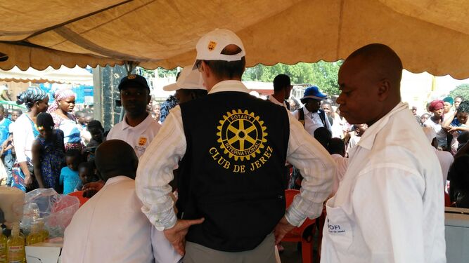 Uno de los miembros del Rotary Club de Jerez supervisa las mesas de vacunación.