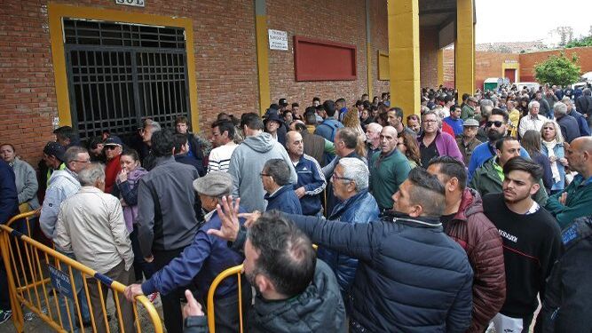 Numerosos aficionados se agolpan en las taquillas de la plaza de toros de Algeciras.