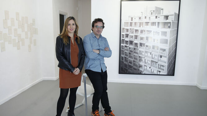 Carolina Alarcón y Julio Criado en la planta baja de la galería, en el número 9 de la calle Velarde.