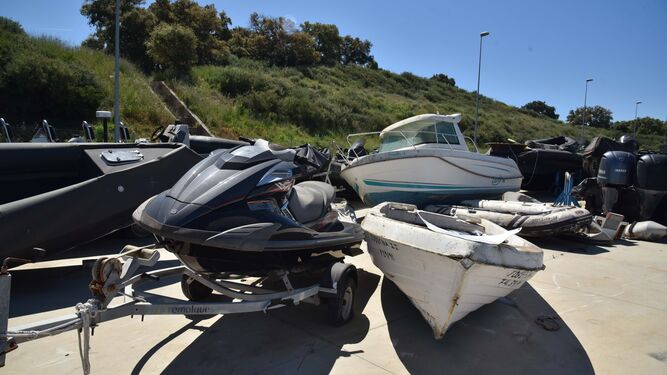 Motos acuáticas y embarcaciones intervenidas a los narcotraficantes.
