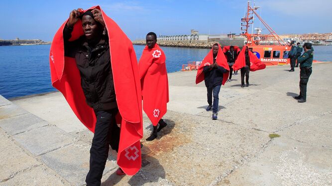 Algunas de las personas que fueron rescatadas en el Estrecho y trasladadas al Puerto de Tarifa.