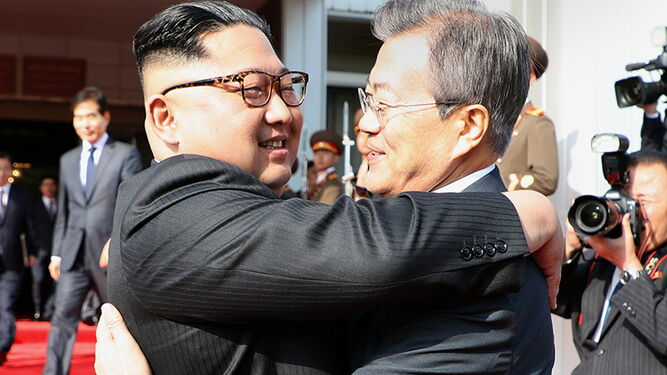 Kim Jong-un y Moon Jae-in se funden ayer en un abrazo en el encuentro secreto entre los líderes de las dos Coreas.