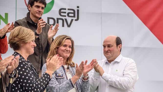 El presidente del PNV, Andoni Ortuzar (derecha), aplaude durante un mitin en Baracaldo.