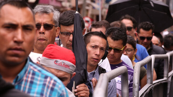 Decenas de colombianos en fila en Bogotá antes de ejercer su derecho al voto para elegir al presidente del país.