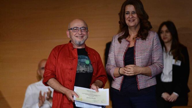 José Manuel Márquez, con el diploma acreditativo del Pedro Simón Abril, junto a Sonia Gaya.