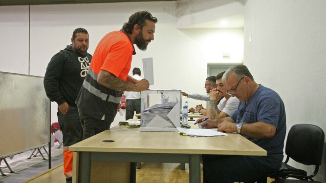 Un estibador del Puerto de Algeciras se dispone a depositar su voto, ayer.