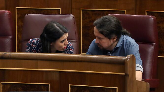 Pablo Iglesias e Irene Montero conversan en el Congreso.