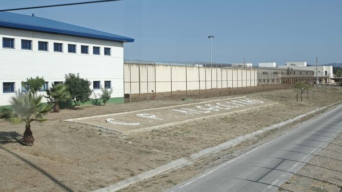 Vista de la entrada del centro penitenciario Botafuegos.
