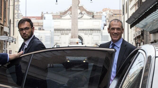 El candidato a primer ministro italiano, Carlo Cottarelli (derecha), a la salida de un hotel, ayer en Roma.