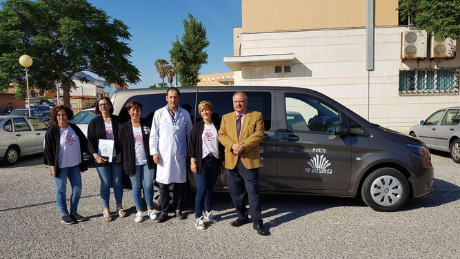 Miembros de Por una sonrisa, el gerente del hospital y el representante de Festina, junto a la furgoneta donada.
