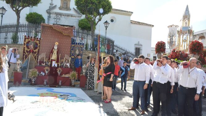 El Santísimo se dispone a pasar junto a un altar en San Roque.