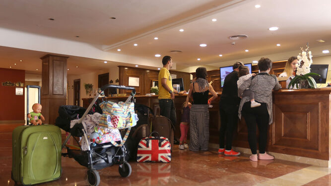 Un grupo de turistas en la recepción de uno de los hoteles del Novo Sancti Pectri.