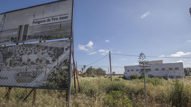 Terrenos de Janer, donde todavía se puede ver el cartel que anuncia el proyecto del parque comercial y empresarial previsto en estos suelos.