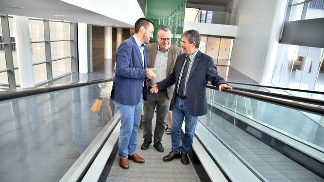 Juan Franco, Ángel Gavino y Manuel Herrera, ayer en el nuevo hospital de La Línea.