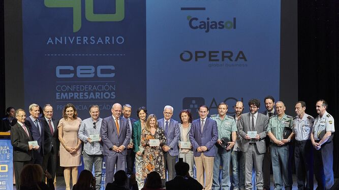 Foto de familia de los premidos ayer, durante el acto celebrado en el Teatro Principal de Puerto Real.