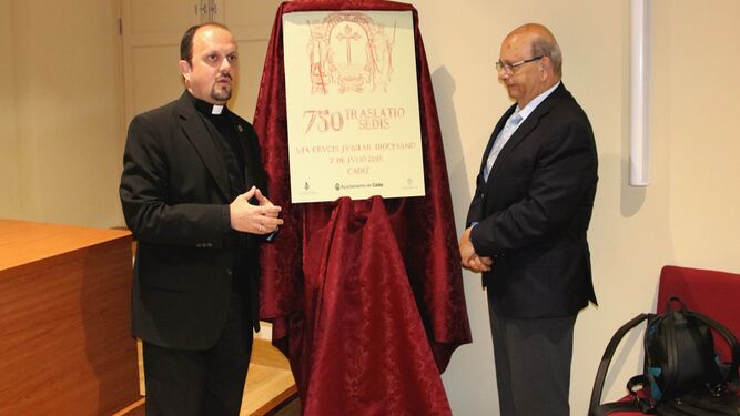 El delegado episcopal y el director del Secretariado de Hermandades descubren el cartel anunciador del vía crucis.