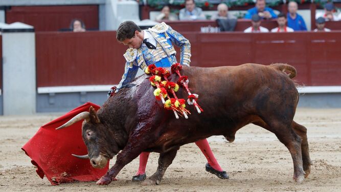 El diestro Ginés Marín, en un derechazo a su primer toro, al que cortó una oreja.