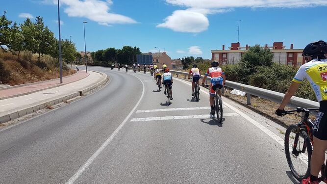 El grupo de ciclistas del reto solidario 8.000 millas contra el cáncer infantil, ayer a su llegada a Algeciras por la carretera de Getares.