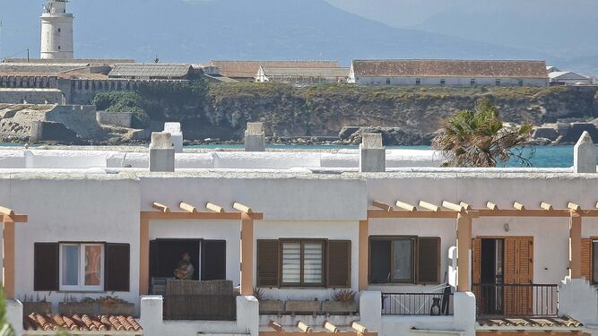 Las terrazas de una zona de apartamentos junto a la playa tarifeña de Los Lances, ayer.