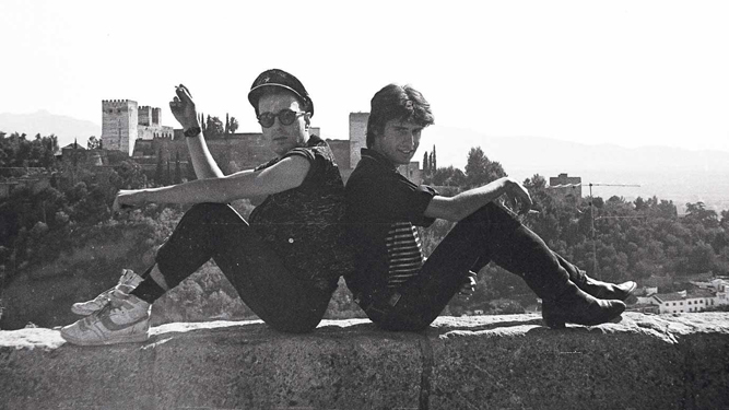 Joe Strummer y Jesús Arias, fotografiados frente a la Alhambra.