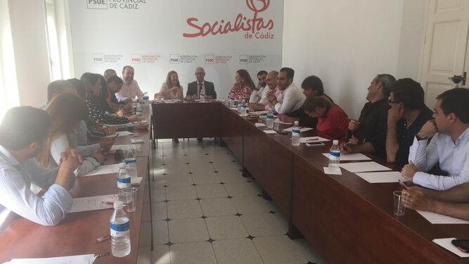 La ejecutiva provincial del PSOE, durante su reunión de ayer por la tarde en su sede provincial de Cádiz.