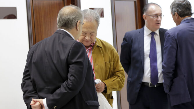 El ex alcalde de Jerez Pedro Pacheco conversa ayer con su abogado antes de reanudarse el juicio.