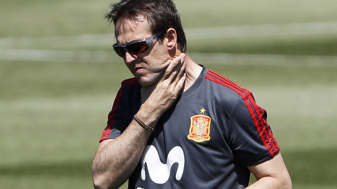 El seleccionador español, Julen Lopetegui, se toca el cuello durante el entrenamiento de la selección.