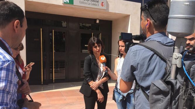 Juana Rivas habla con la prensa en la entrada de los juzgados.
