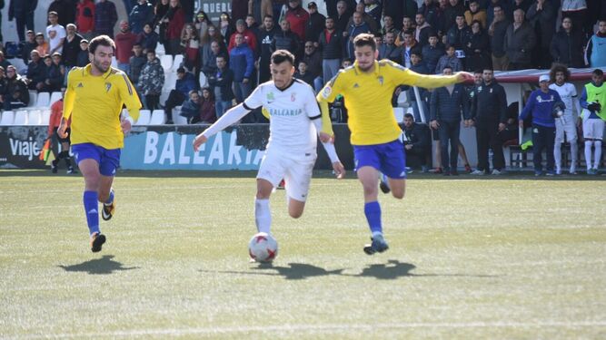 Javi Zafra avanza con el balón durante el Ceuta-Cádiz B de esta temporada.