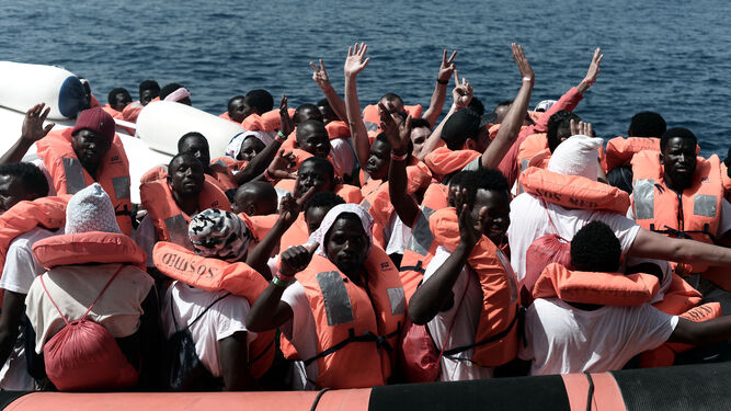 Inmigrantes rescatados a bordo del 'Aquarius' en una imagen tomada por la ONG SOS Mediterranée.