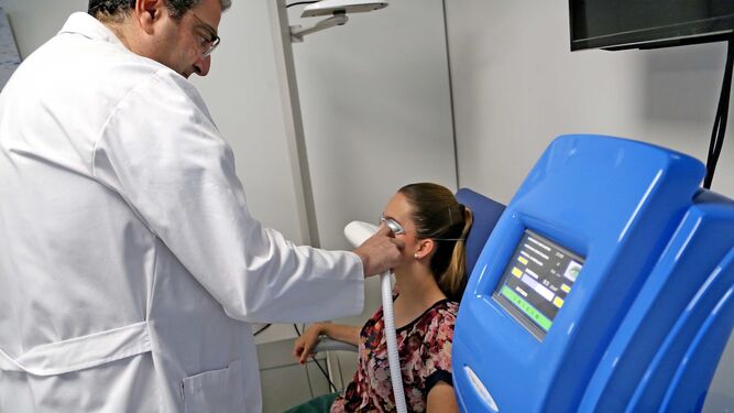 El Dr. Ramón Ruiz Mesa realizando un tratamiento de luz pulsada en consulta.
