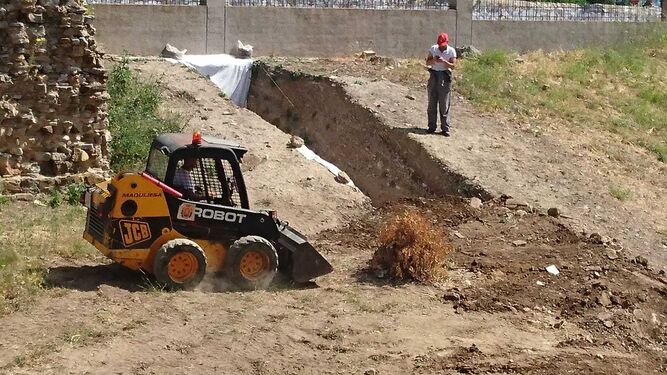 La máquina que tapó ayer las excavaciones de la antigua al-Binya.
