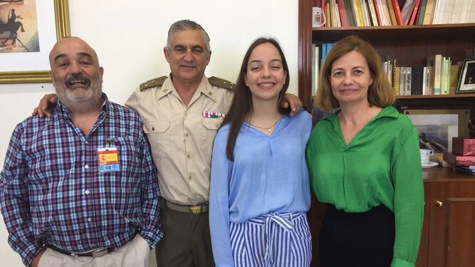 Marta Vega junto a sus padres, al recoger el premio del concurso de Defensa.