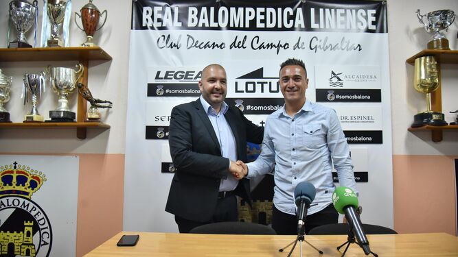 El presidente, Raffaele Pandalone, estrecha la mano del técnico, Jordi Roger, tras la rueda de prensa de ayer.