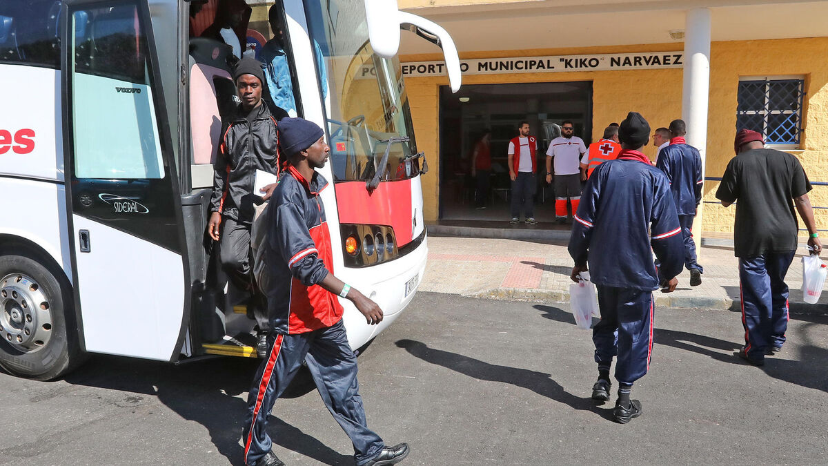 Los primeros migrantes en llegar ayer a Jerez bajan de un autobús.