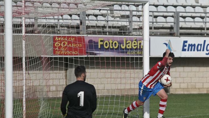 Tano celebra uno de sus goles con el Algeciras la pasada temporada.