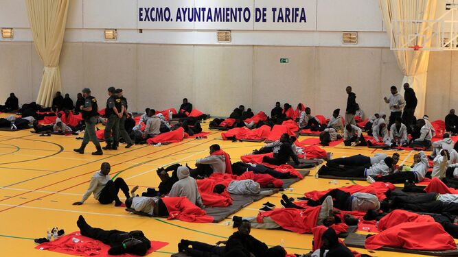 Varios de los migrantes alojados en el pabellón, en una imagen de este sábado.