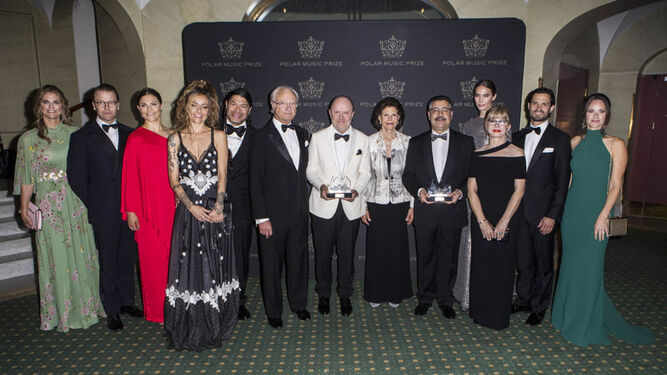 Foto de familia de los premiados con la familia real sueca.