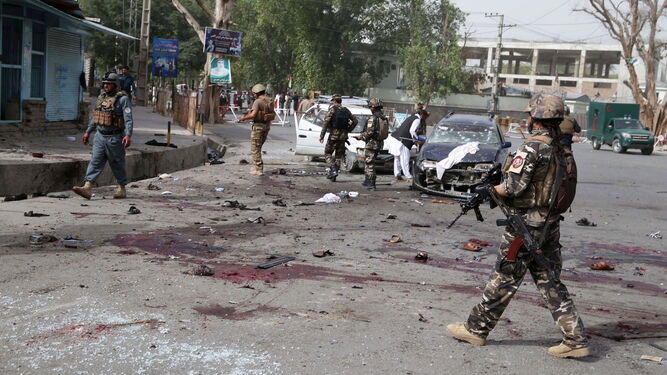 Varios militares afganos inspeccionan la zona donde se llevó a cabo ayer un atentado suicida en Jalalabad.