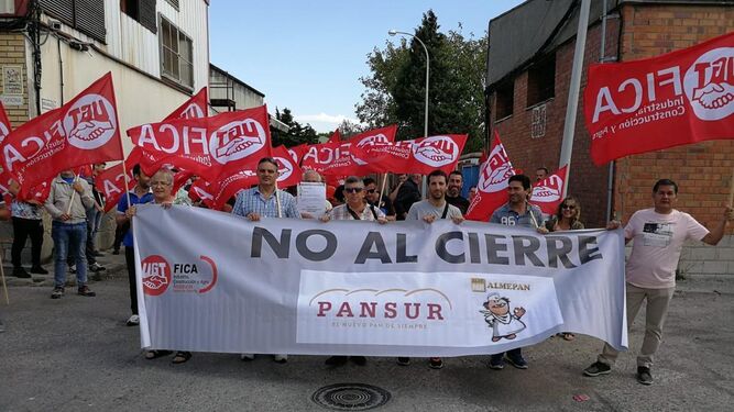 Los trabajadores de Almepan, ayer durante sus protestas.