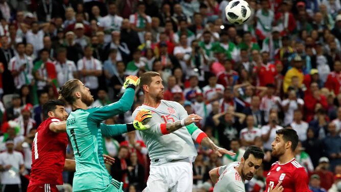 De Gea salta a despejar un balón aéreo ante su compañero Sergio Ramos en uno de los acercamientos iraníes de la segunda mitad.