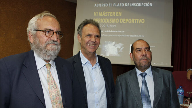 Caparrós, con Juan Luis Manfredi y Ángel Acosta, de la Facultad de Comunicación.