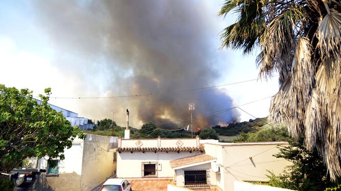 Un incendio en la barriada de La Granja, en 2017.