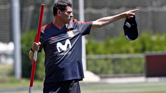 Fernando Hierro realiza algunas indicaciones durante un entrenamiento.
